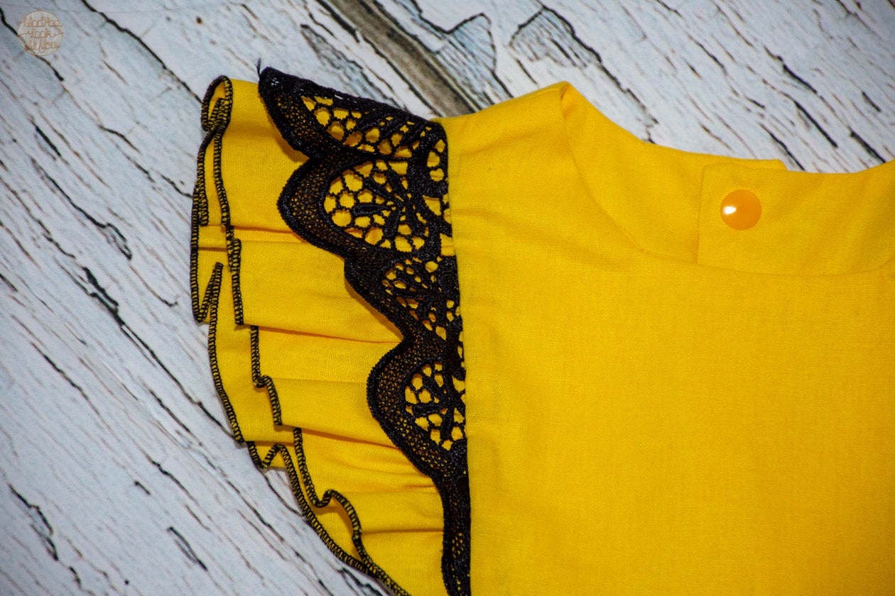 Pinafore - Emma Polly Daisies w Black Lace Flutter